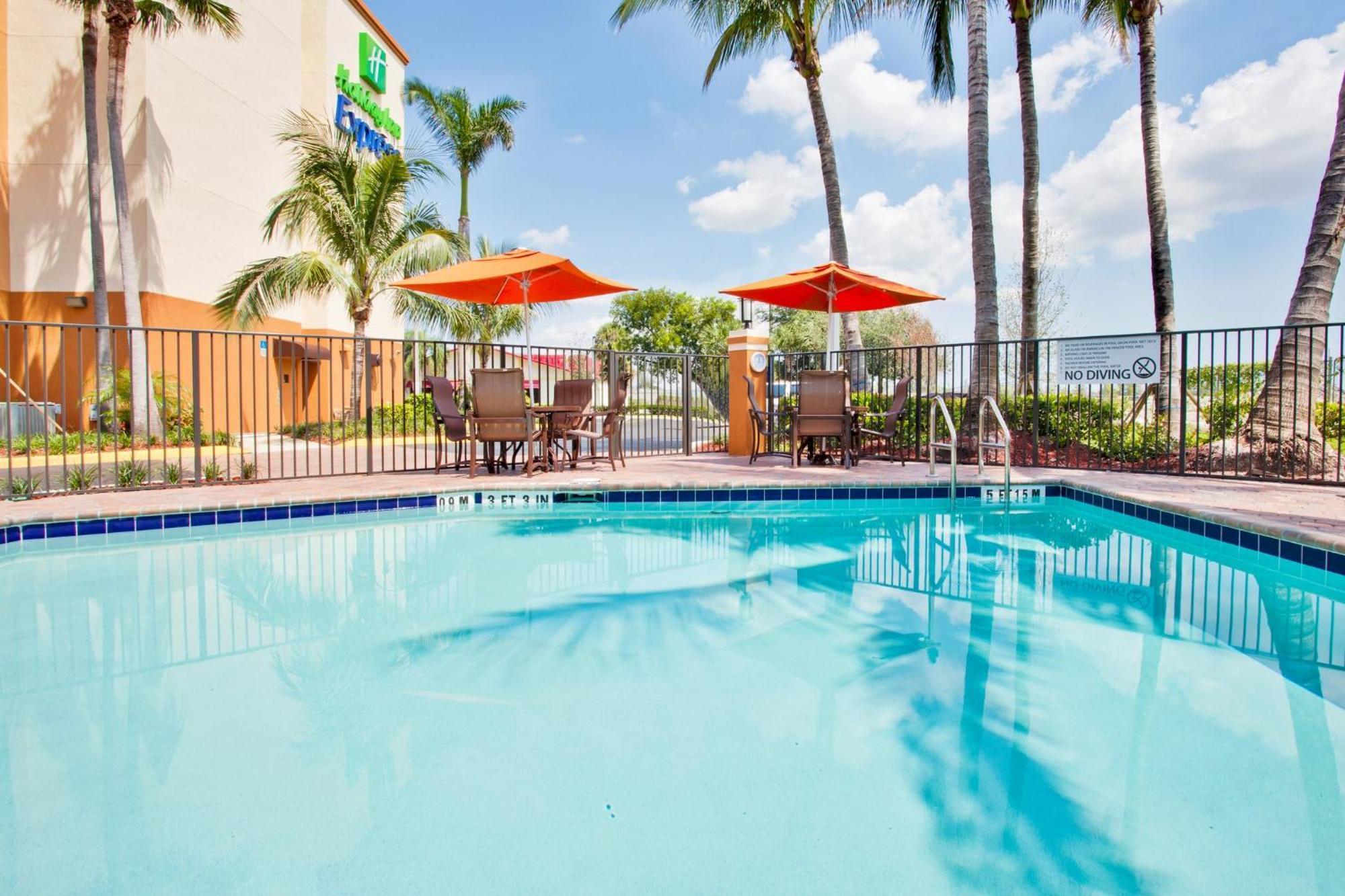 Holiday Inn Express And Suites Fort Lauderdale Airport West By Ihg Дейви Екстериор снимка